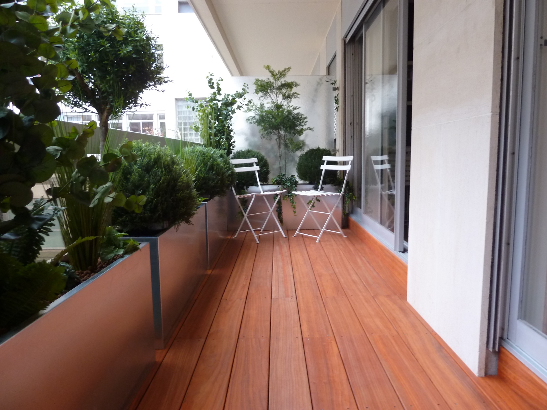 Comment habiller votre balcon avec des plantes artificielles d